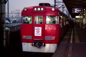 尾張旭市市制20周年記念のマークを取り付けた6600系