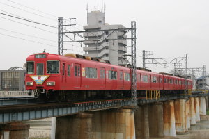 矢田川橋梁を渡る記念列車