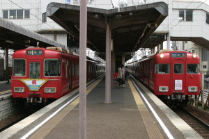 6650系と並ぶ