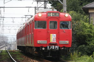 緑に囲まれた区間を行く