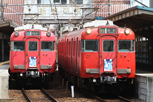 ヘッドマーク付き2編成が並ぶ