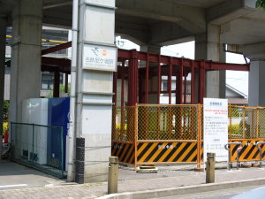駅舎の骨組みが姿を見せる