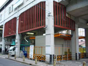 高架下に外壁を設置