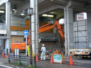 解体作業が進む旧階段