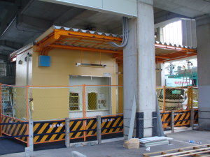 最終仕上げが進められている駅舎