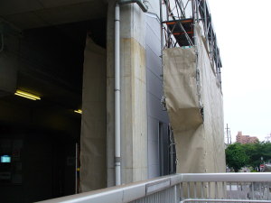 外壁の工事も進行中