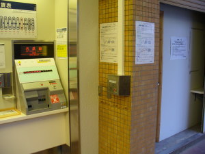 柱に設置されたインターホン