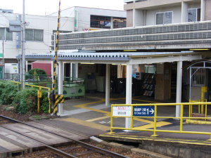 踏切前に設置された屋根