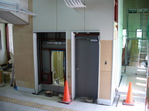 駅舎を構内側から
