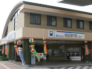 飾り付けられた尾張瀬戸駅