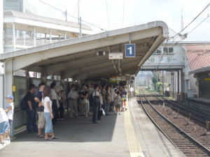 混雑する新瀬戸駅ホーム