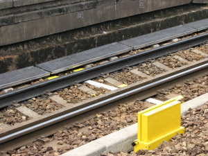 転落検知マットと機器箱