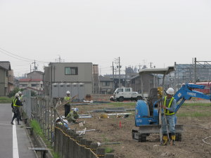 工事用フェンス設置中