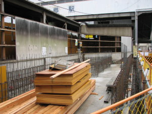 基礎工事の進む新改札口