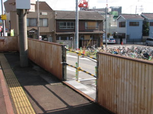 仮設階段をホームから