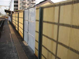 上りホームの壁面