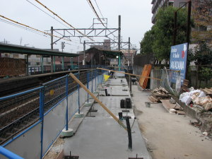 引き続き基礎工事中