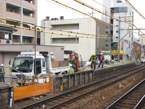 撤去作業が始まった下りホーム使用停止部分