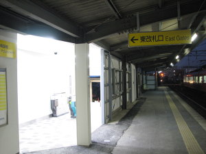 ホームから見た東改札口