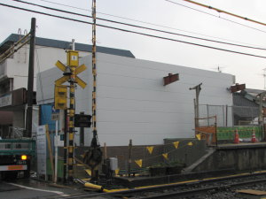 建設進む上り側駅舎