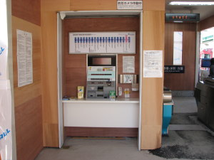 瀬戸市役所前駅上り駅舎券売機部分