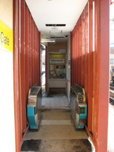 下り駅舎東側改札機
