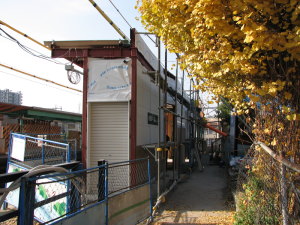 下り駅舎の入口