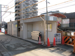仮駅舎を栄町方から