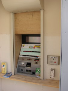 瓢箪山駅下り駅舎自動券売機