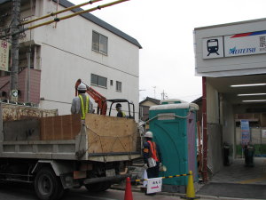 瓢箪山駅旧上り駅舎解体工事