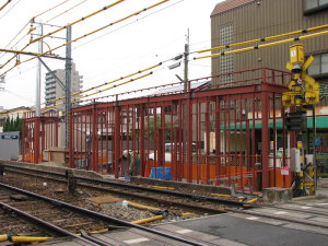鉄骨組み立てが進む下り駅舎