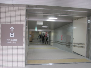 名城線改札口へ