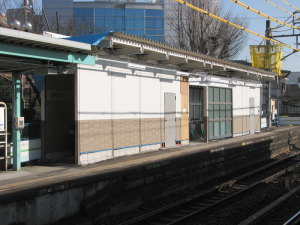 瀬戸市役所前駅下り駅舎