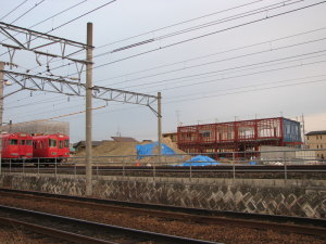 西側に建設の進む建物