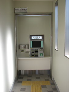 下り駅舎の自動精算機