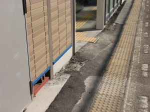 下り駅舎とホームとの段差