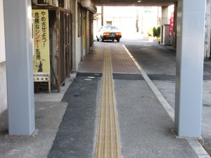 東改札口前歩道