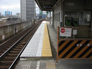 2番線ホーム嵩上げ工事の様子