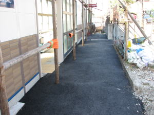 下り駅舎前の道路