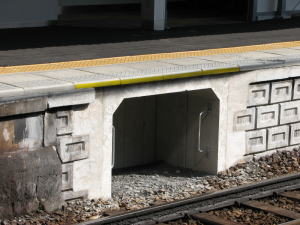三郷駅下りホームの待避所