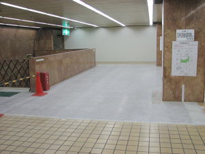 床面が綺麗になった非常階段前