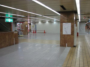 進む床面更新作業