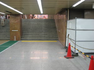 東山線改札前
