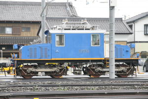 パンタグラフの外されたデキ379