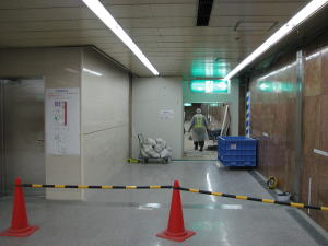 駅裏側通行止め