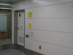 女性用トイレ前の多目的トイレ