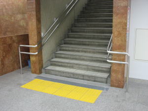 地上への階段