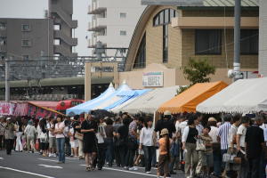 尾張瀬戸駅前の道路に並ぶ出店
