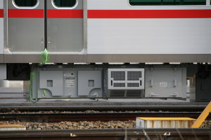 機器に伸びるコード