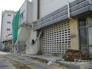 解体が進む駅ビル